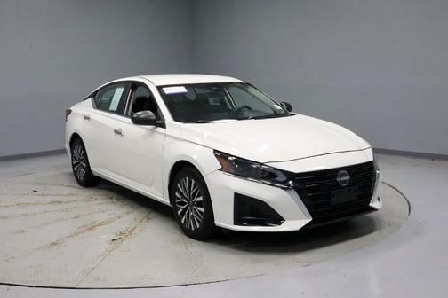 Glacier White 2025 Nissan Altima SV