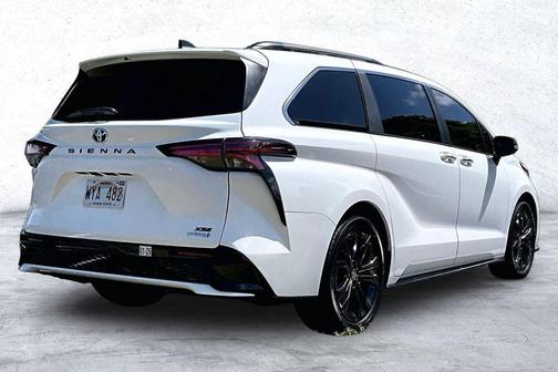 White 2024 Toyota Sienna LE