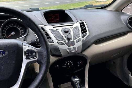 Oxford White 2013 Ford Fiesta SE