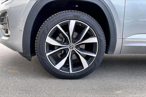 Silver Bird Metallic 2024 Volkswagen Atlas 2.0T SEL Premium R-Line