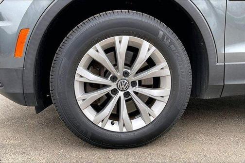 Platinum Gray Metallic 2018 Volkswagen Tiguan 2.0T SE