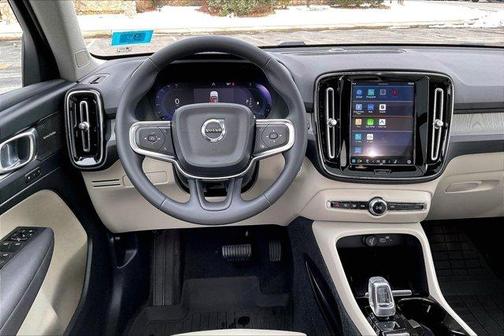 2024 Volvo XC40 B5 Ultimate Bright Theme