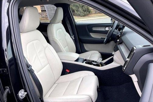 2023 Volvo XC40 B5 Plus Dark Theme