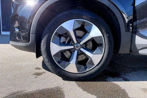2023 Volvo XC40 B5 Plus Dark Theme