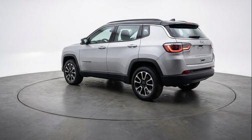 Silver Zynith Metallic Clearcoat 2025 Jeep Compass Trailhawk