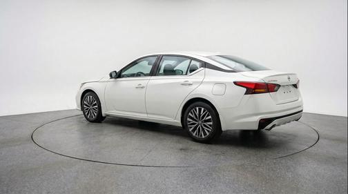 Glacier White 2025 Nissan Altima SV FWD