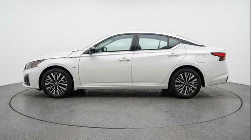 Glacier White 2025 Nissan Altima SV FWD