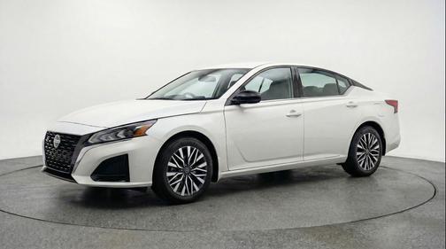 Glacier White 2025 Nissan Altima SV FWD