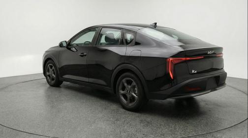 Aurora Black Pearl 2025 Kia K4 LXS