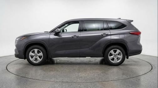 Magnetic Gray Metallic 2025 Toyota Highlander LE