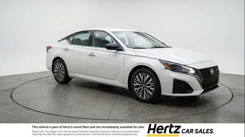 Pearl White Tricoat 2025 Nissan Altima SV FWD