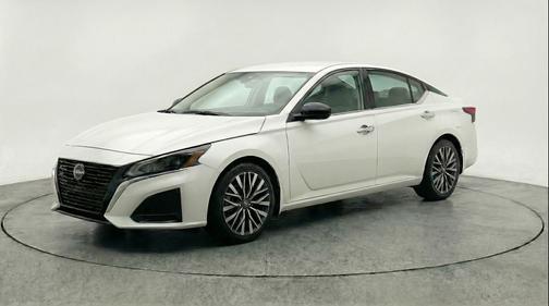 Glacier White 2025 Nissan Altima SV FWD