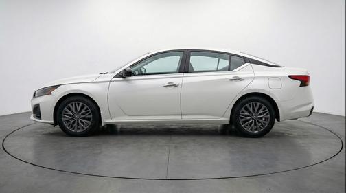 Glacier White 2025 Nissan Altima SV FWD