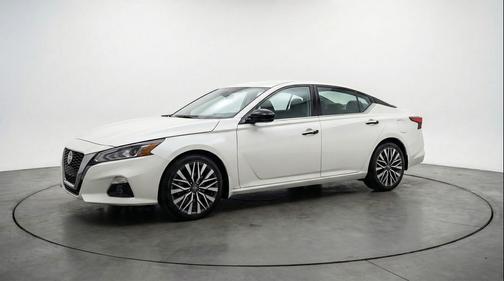 Glacier White 2025 Nissan Altima SV FWD
