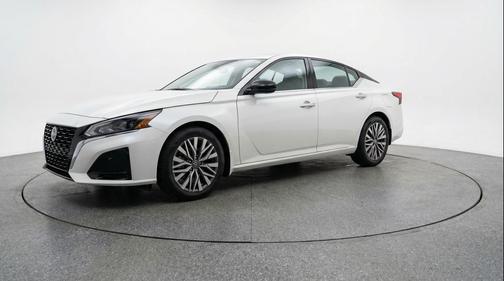 Glacier White 2025 Nissan Altima SV FWD