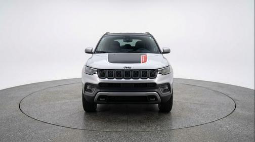 Silver Zynith Metallic Clearcoat 2025 Jeep Compass Trailhawk