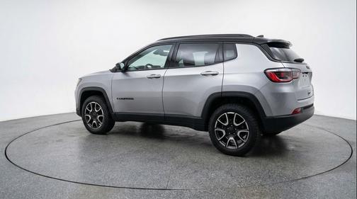 Silver Zynith Metallic Clearcoat 2025 Jeep Compass Trailhawk