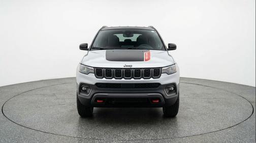 Silver Zynith Metallic Clearcoat 2025 Jeep Compass Trailhawk