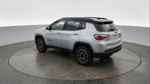 Silver Zynith Metallic Clearcoat 2025 Jeep Compass Trailhawk