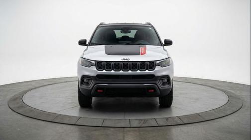 Silver Zynith Metallic Clearcoat 2025 Jeep Compass Trailhawk