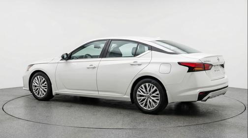 Glacier White 2025 Nissan Altima SV FWD