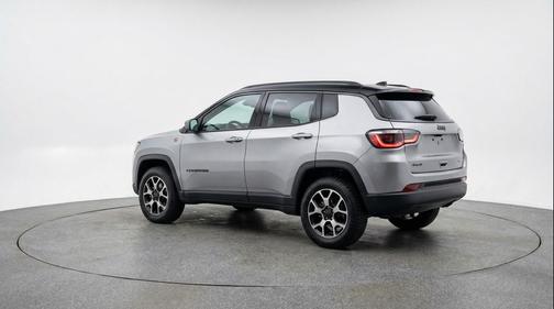 Silver Zynith Metallic Clearcoat 2025 Jeep Compass Trailhawk