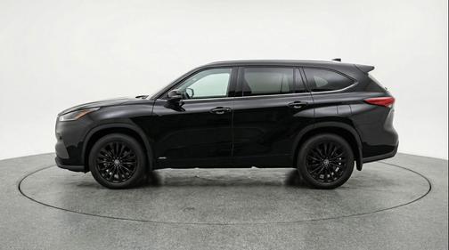 Midnight Black Metallic 2025 Toyota Highlander LE