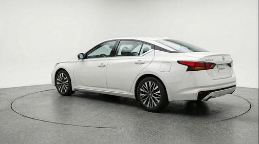 Glacier White 2025 Nissan Altima SV FWD
