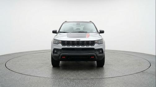 Silver Zynith Metallic Clearcoat 2025 Jeep Compass Trailhawk