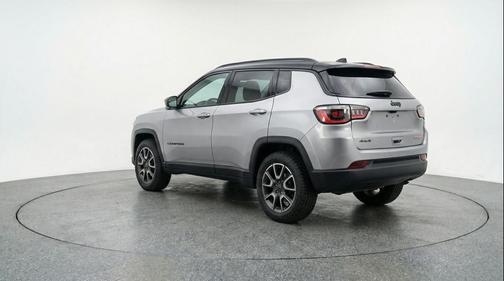 Silver Zynith Metallic Clearcoat 2025 Jeep Compass Trailhawk