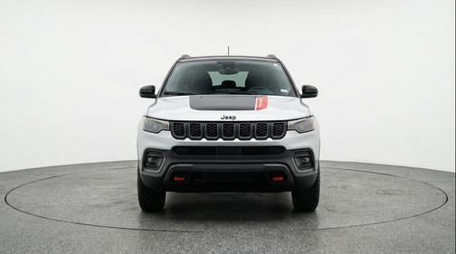 Silver Zynith Metallic Clearcoat 2025 Jeep Compass Trailhawk