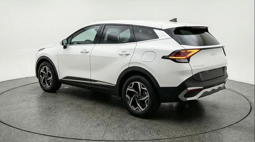 Snow White Pearl 2025 Kia Sportage LX