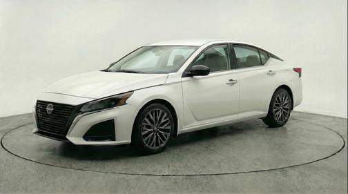 Pearl White Tricoat 2025 Nissan Altima SV FWD