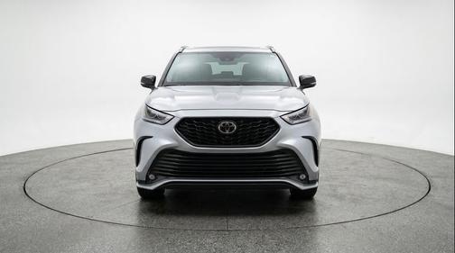 Celestial Silver Metallic 2025 Toyota Highlander LE
