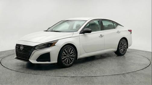 Glacier White 2025 Nissan Altima SV FWD