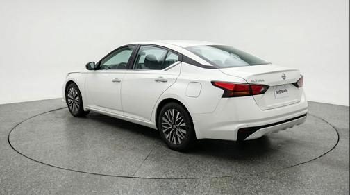 Glacier White 2025 Nissan Altima SV FWD
