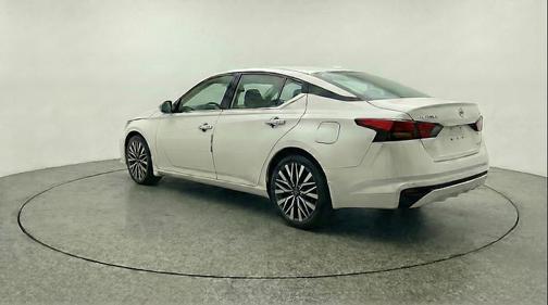 Glacier White 2025 Nissan Altima SV FWD
