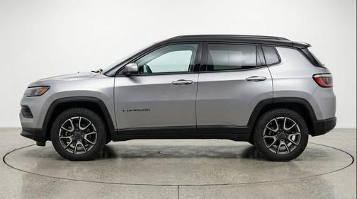 Silver Zynith Metallic Clearcoat 2025 Jeep Compass Trailhawk