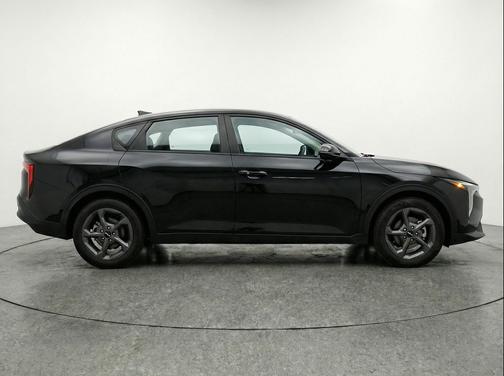 Aurora Black Pearl 2025 Kia K4 LXS