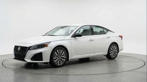 Glacier White 2025 Nissan Altima SV FWD