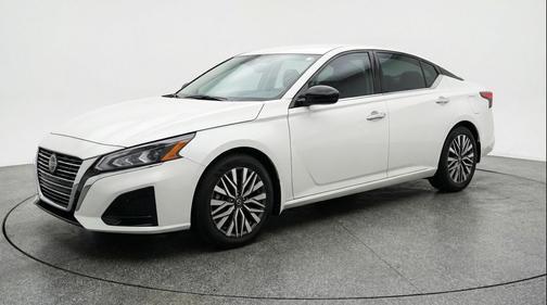 Glacier White 2025 Nissan Altima SV FWD