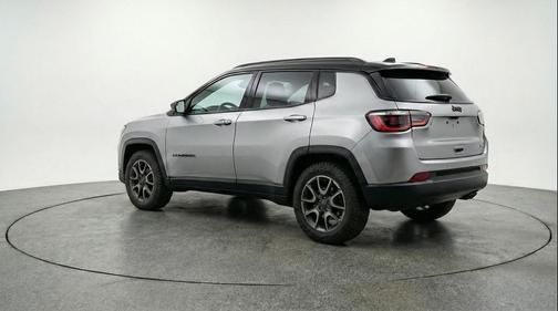 Silver Zynith Metallic Clearcoat 2025 Jeep Compass Trailhawk