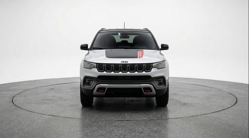 Silver Zynith Metallic Clearcoat 2025 Jeep Compass Trailhawk