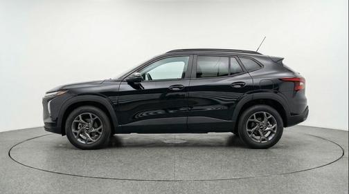 Mosaic Black Metallic 2025 Chevrolet Trax LT