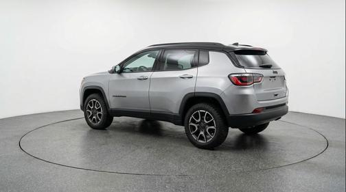 Silver Zynith Metallic Clearcoat 2025 Jeep Compass Trailhawk