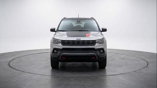 Silver Zynith Metallic Clearcoat 2025 Jeep Compass Trailhawk