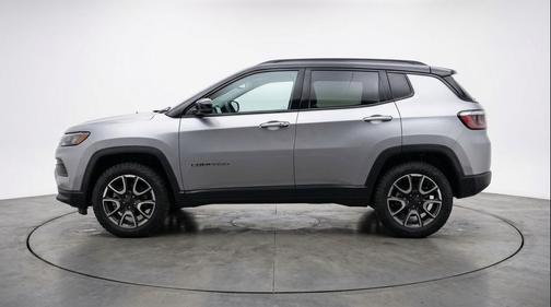 Silver Zynith Metallic Clearcoat 2025 Jeep Compass Trailhawk