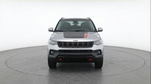 Silver Zynith Metallic Clearcoat 2025 Jeep Compass Trailhawk