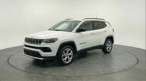 Bright White Clearcoat 2025 Jeep Compass Latitude