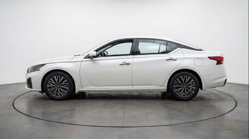Glacier White 2025 Nissan Altima SV FWD